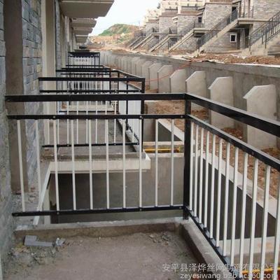 安平縣澤燁絲網(wǎng)制造 高效專業(yè)護(hù)欄圍欄奠定安全生產(chǎn)基石